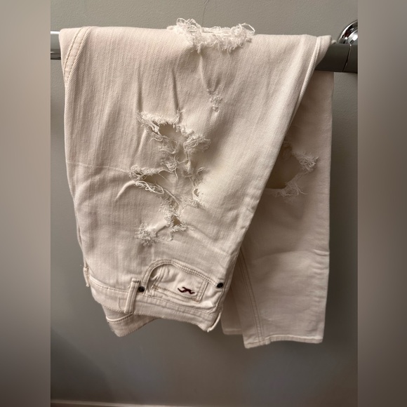 Brand: Ambercrombie + Fitch
Size: 29 or 9
Length: 32-33
Condition: EUC - Picture 2 of 5